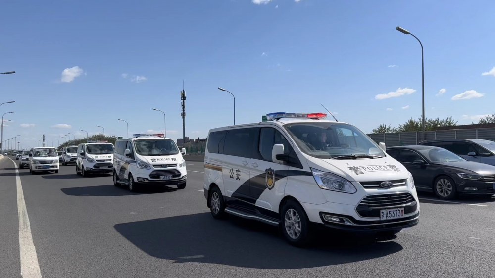 大7座MPV守护平安首都，江铃福特途睿欧警用车交付北京市公安局